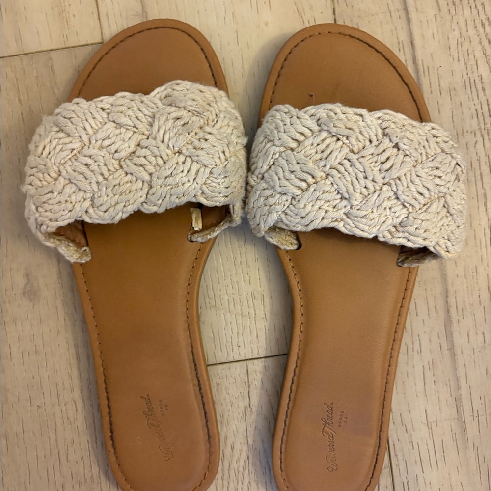 Universal thread sandal